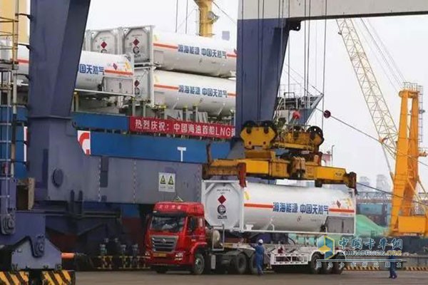 中國重汽豪沃、豪瀚LNG運輸車低達山東龍口港