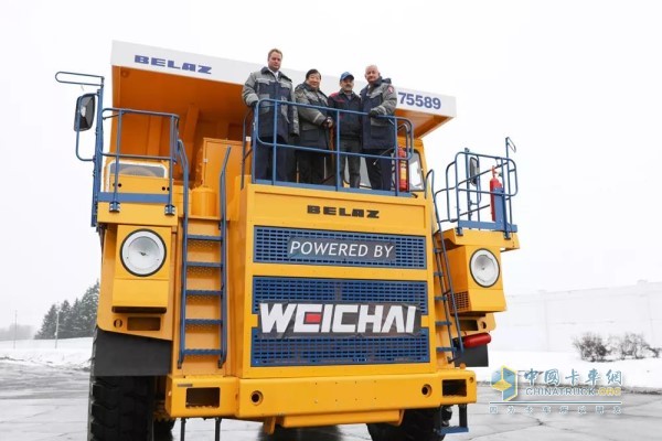 濰柴博杜安12M33發(fā)動機動力強勁，驅動90噸大型礦卡緩緩前進
