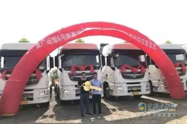40輛匹配東風(fēng)康明斯ISZ發(fā)動機(jī)的天龍旗艦加入了金廣公司的運輸隊伍