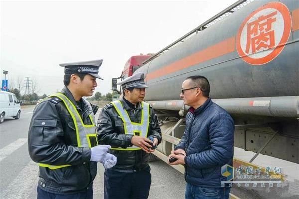 都汶高速禁止運(yùn)載危險化學(xué)品的機(jī)動車進(jìn)入