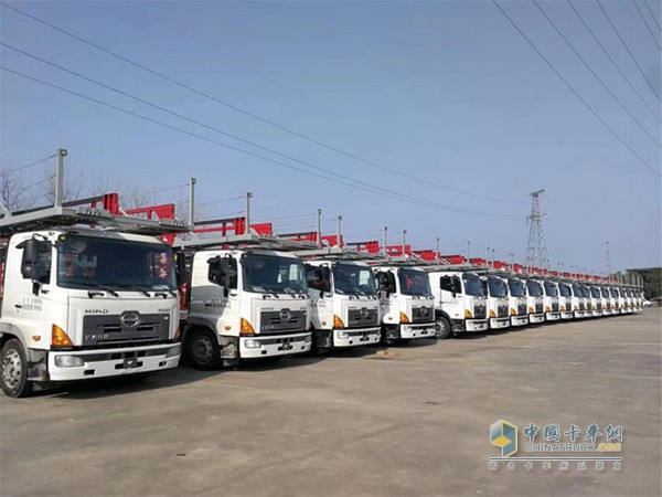 武漢中原訂購(gòu)的廣汽日野中置軸轎運(yùn)車(chē)
