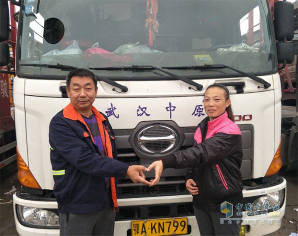 夫妻二人共同駕駛廣汽日野中置軸轎運(yùn)車(chē)