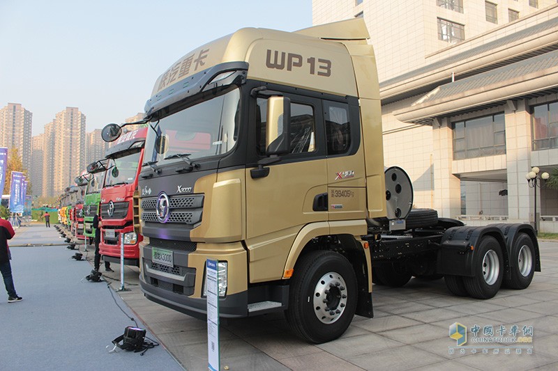 陜汽重卡 德龍X3000 6X4LNG牽引車(chē)