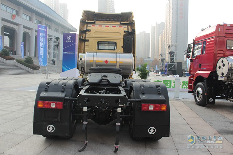 陜汽重卡 德龍X3000 6X4LNG牽引車(chē)