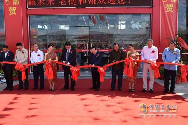 上汽紅巖4S店老撾首都萬(wàn)象開業(yè)慶典現(xiàn)場(chǎng)