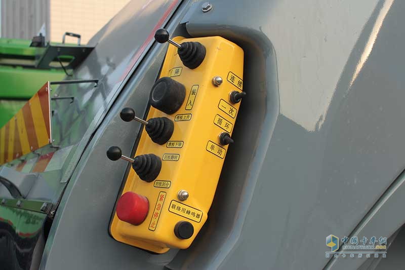 陜汽重卡 德龍L300 4×2 純電動(dòng)環(huán)衛(wèi)車