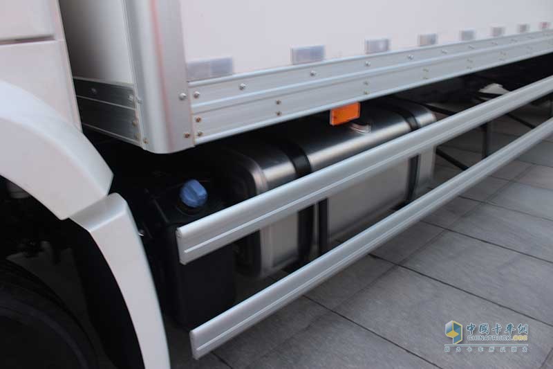 陜汽重卡 德龍M6000 4×2 340馬力 國五載貨車 