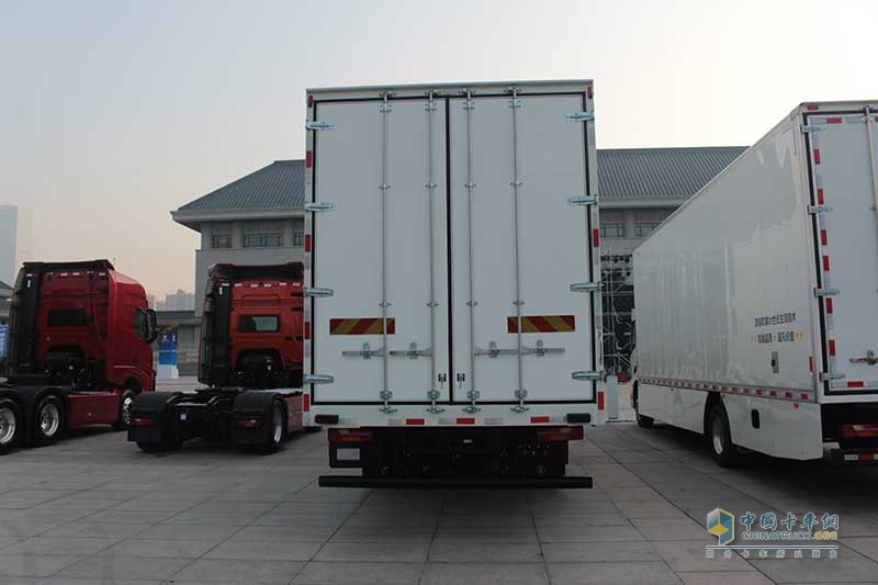陜汽重卡 德龍M6000 4×2 340馬力 國五載貨車 