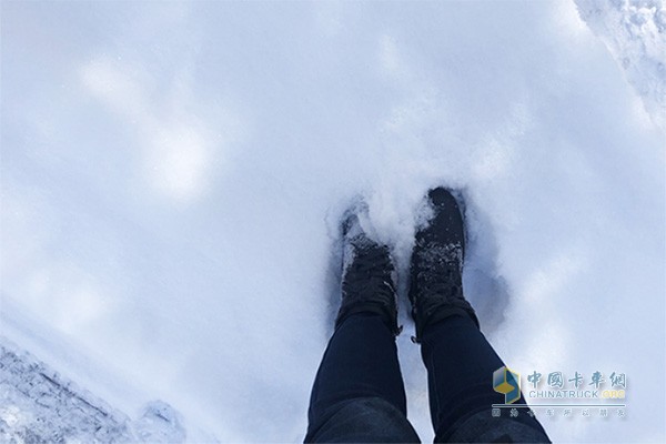 ?大雪，積雪厚度已沒過腳踝