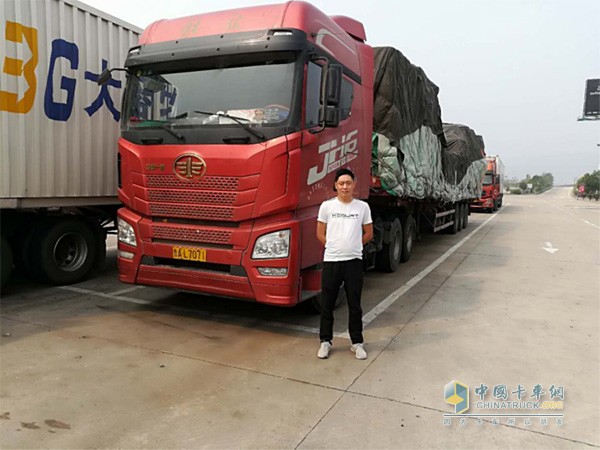 ?王震和搭載錫柴奧威發(fā)動(dòng)機(jī)的解放JH6牽引車合影