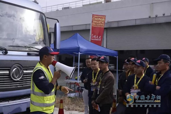 開(kāi)賽前總裁判給選手們介紹比賽規(guī)則