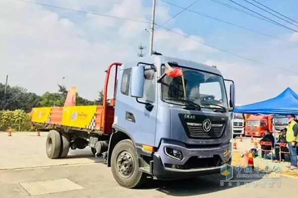 東風(fēng)天龍載貨車(chē)