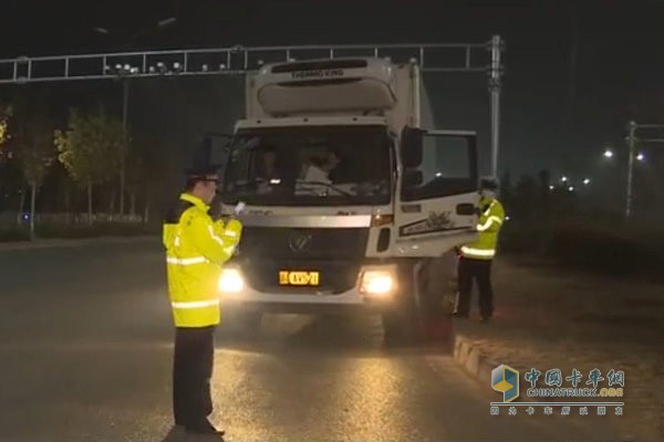 交警處罰排放不達標(biāo)車輛