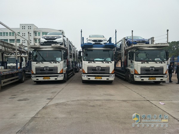 中南物流大院內(nèi)整裝待發(fā)的廣汽日野中置軸轎運(yùn)車(chē)