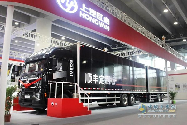 上汽紅巖順豐定制版中置軸貨運(yùn)車(chē)