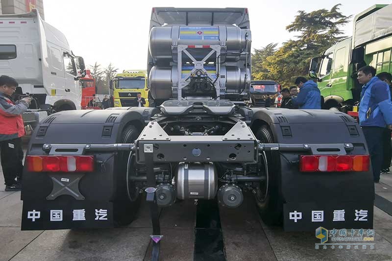 中國(guó)重汽 豪瀚 N7G 480馬力 6×4 天然氣 牽引車