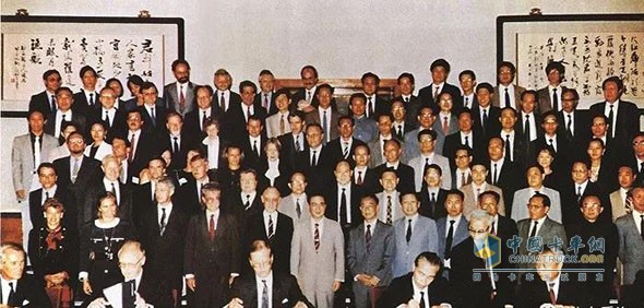 1988年9月27日，“引進(jìn)德國(guó)奔馳重型汽車技術(shù)改造項(xiàng)目”簽字儀式在人民大會(huì)堂舉行