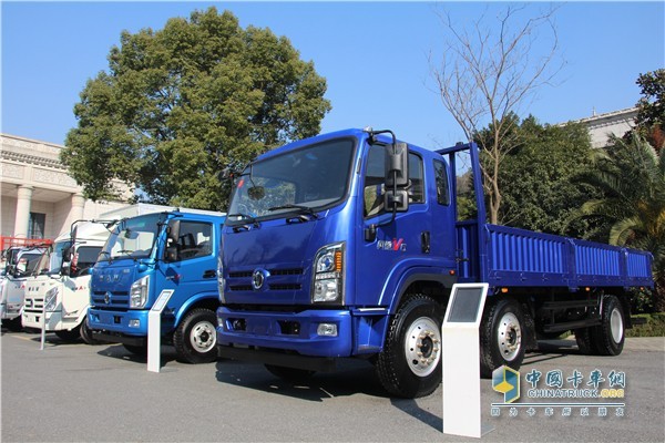 三軸載貨車
