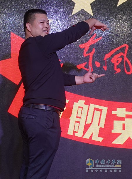 魯鎮(zhèn)誼為東風(fēng)旗艦設(shè)計(jì)的標(biāo)志性動(dòng)作