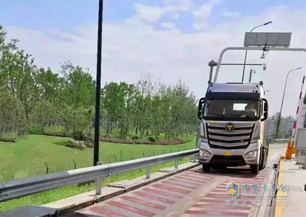 進(jìn)行貨車ETC測(cè)試的歐曼EST-A超級(jí)重卡