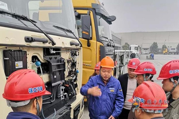 在徐工自卸車平臺代表的帶領(lǐng)下參觀廠區(qū)，深入了解產(chǎn)品性能