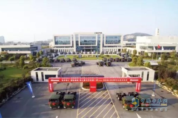 2017年國內(nèi)天然氣重卡第一大單，300臺漢風(fēng)G7 LNG牽引車發(fā)車儀式