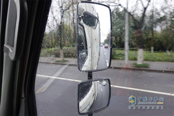 送貨的過(guò)程中突然又下起了雨