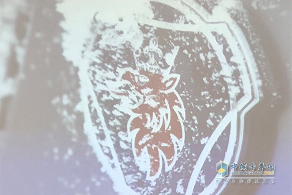冰雪下的斯堪尼亞LOGO，卻顯示出別樣的堅(jiān)強(qiáng)風(fēng)骨