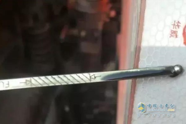 機油痕跡在上下標(biāo)尺刻度之間即為正常