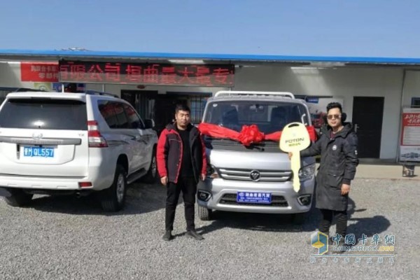 王先生(右一)迎回新車，干事業(yè)更起勁了