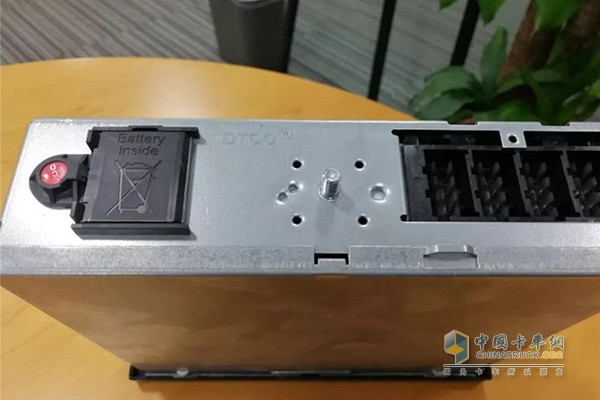 TCO背后的照片，看到明顯的內(nèi)置有電池的標(biāo)志