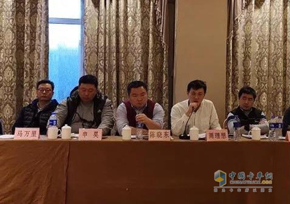聯(lián)合卡車營銷公司總經(jīng)理助理、北方市場總經(jīng)理周理想(右二)發(fā)言
