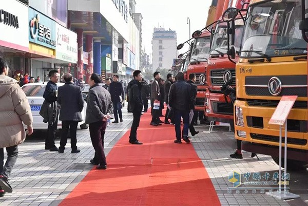 東風商用車銷售現(xiàn)場