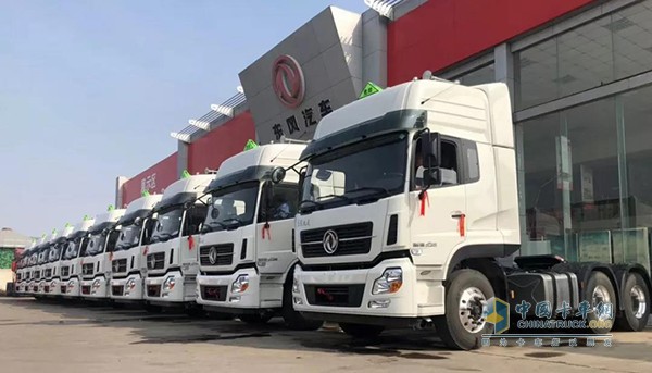東風天龍危化品牽引車