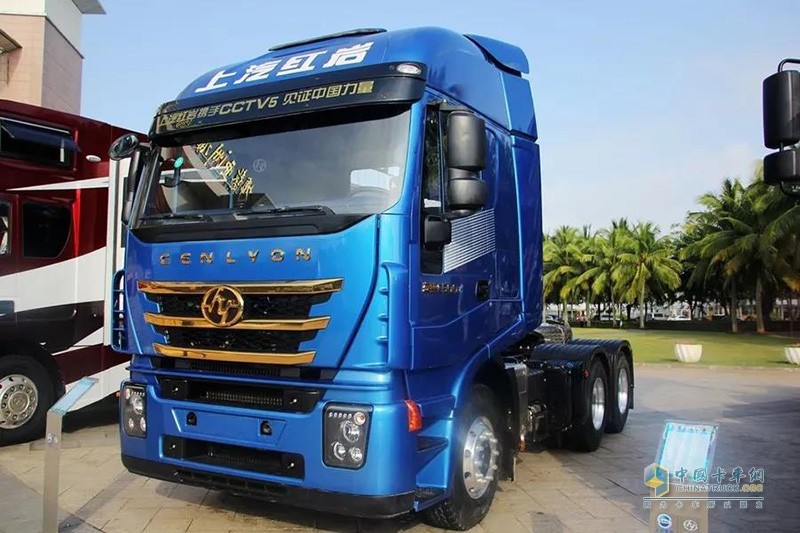 上汽紅巖 杰獅C500e重卡 560馬力 6X6 AMT自動(dòng)擋牽引車