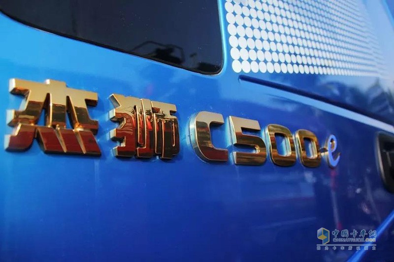 上汽紅巖 杰獅C500e重卡 560馬力 6X6 AMT自動(dòng)擋牽引車