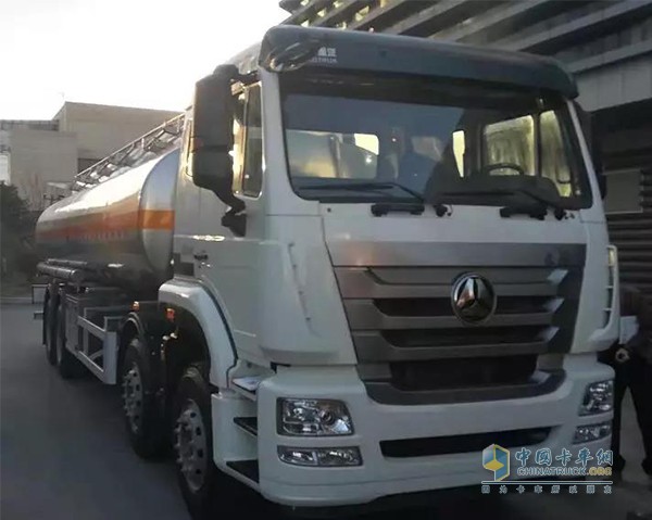 中國重汽豪瀚危化品運輸車