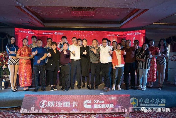 領(lǐng)導(dǎo)、客戶合影