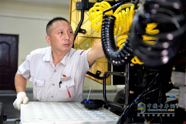 王建清正在檢修東風(fēng)卡車(chē)