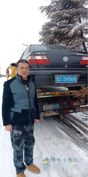 成功拖車后，郭先生與救援車輛合影(資料圖)