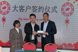 搭載康明斯動(dòng)力 解放輕卡中原搭臺(tái)領(lǐng)唱城配物流