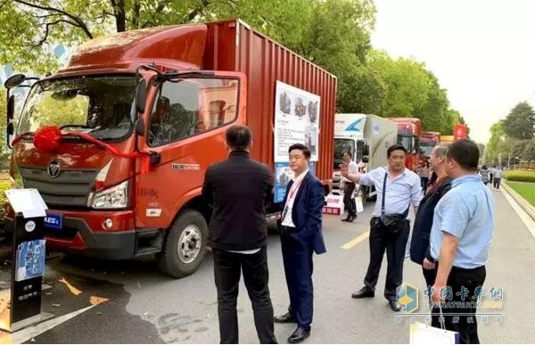 駐足在時(shí)代展車前，了解車輛信息的與會代表