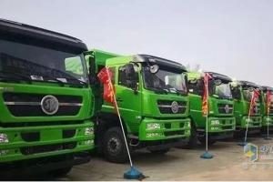 重汽商用車(chē)100臺(tái)斯太爾和汕德卡自卸車(chē)交付棗莊用戶(hù)