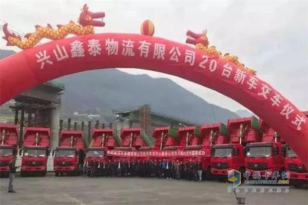20臺(tái)東風(fēng)拓行輕量化自卸車交付現(xiàn)場(chǎng)