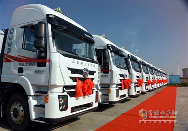 上汽紅巖危化品運(yùn)輸車