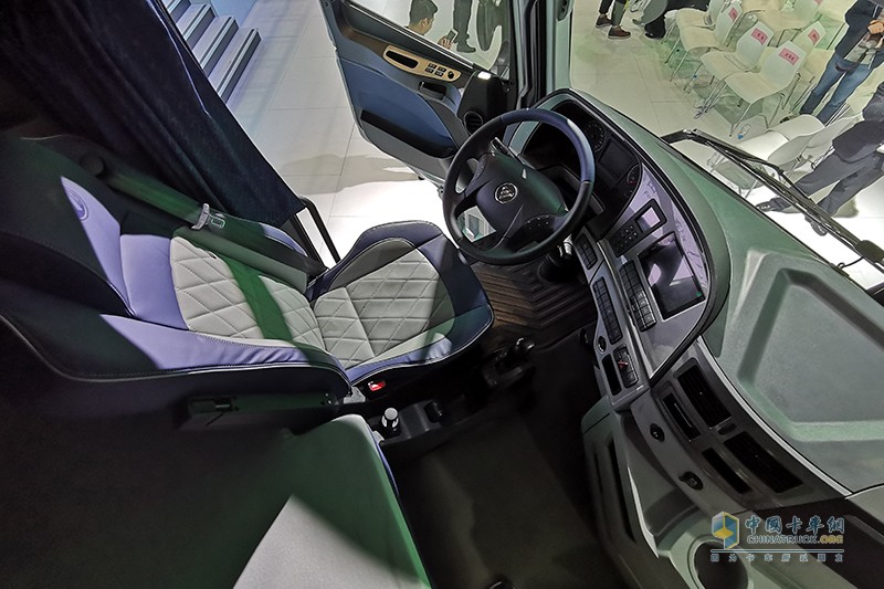 福田戴姆勒 歐曼EST-A 2019款 國六暢行版 560馬力 6×4 牽引車