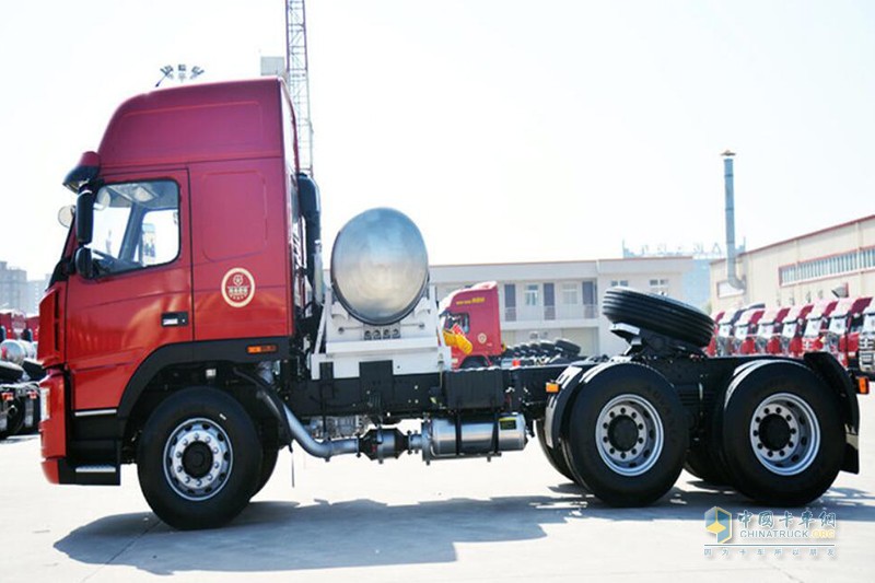 大運(yùn) 新N8E重卡 430馬力 6X4 LNG牽引車(奔馳橋)(CGC4253N53CA)