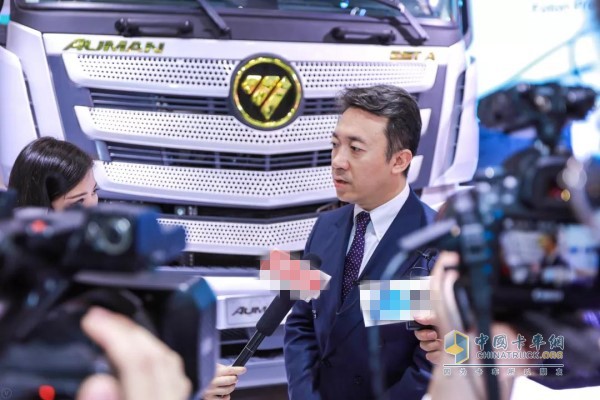 福田汽車集團副總裁、福田戴姆勒汽車品牌總監(jiān)李健接受媒體采訪