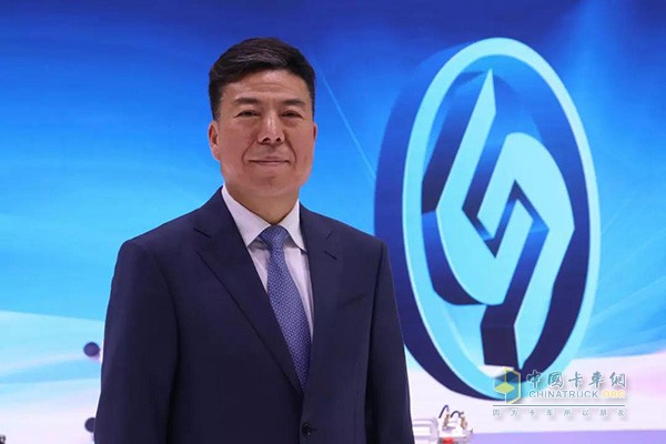 法士特集團(tuán)公司董事長(zhǎng)、黨委書(shū)記嚴(yán)鑒鉑
