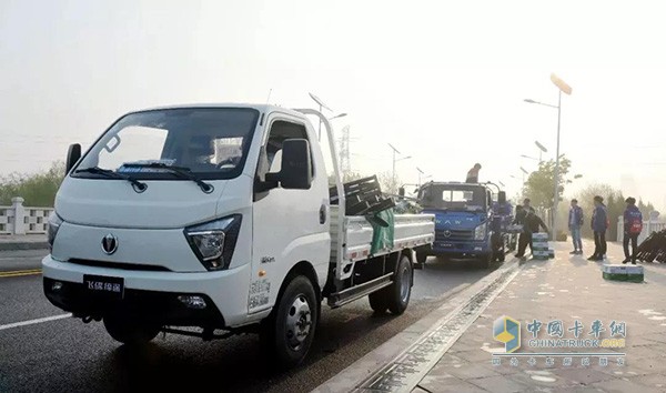 配送補(bǔ)給用品的飛碟汽車(chē)